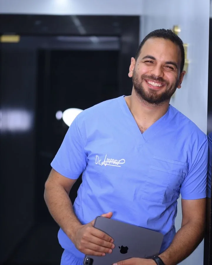 د. عمار في إحدى العيادات